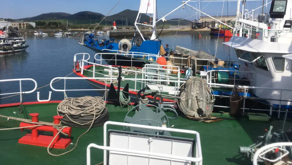 Barcos amarrados en el puerto de Santoña | Foto- edc