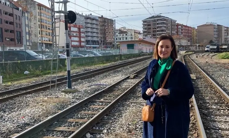 La portavoz del PP de Torrelavega, Marta Fern&aacute;ndez-Teijeiro, junto a las v&iacute;as de tren