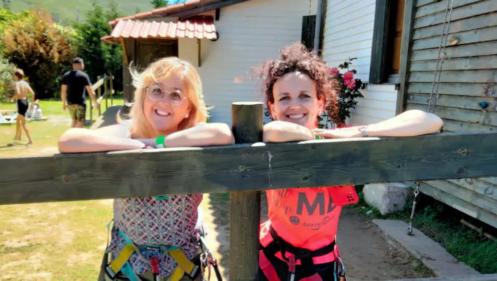 La alcaldesa de Santa María de Cayón, Pilar del Río, y la secretaria de Alcaldía, durante una actividad municipal | Foto- Santa María de Cayón