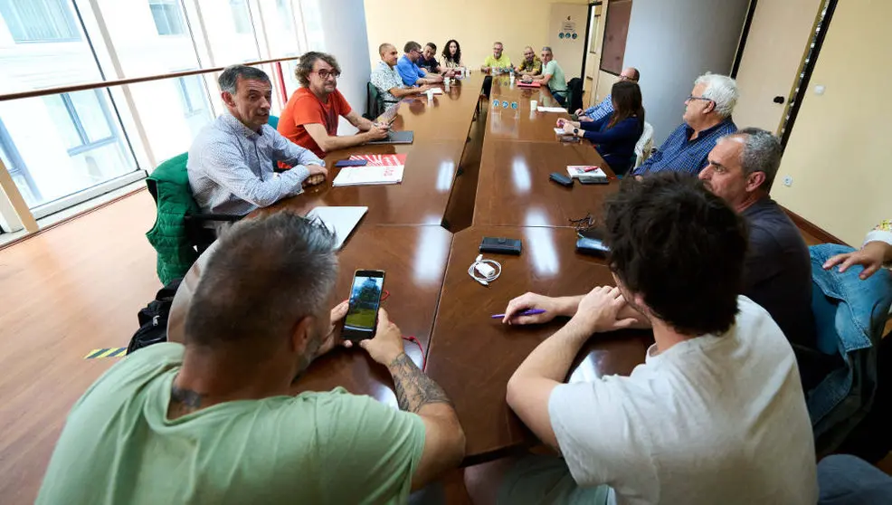 Representantes de los sindicatos y de la patronal del metal durante una reunión en ORECLA, a 9 de junio de 2022, en Santander, Cantabria (España)