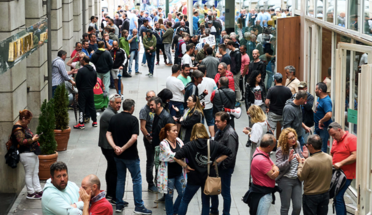 Trabajadores del sector del metal a las puertas del ORECLA mientras se celebra una reuni&oacute;n de negociaci&oacute;n para intentar acabar con la huelga