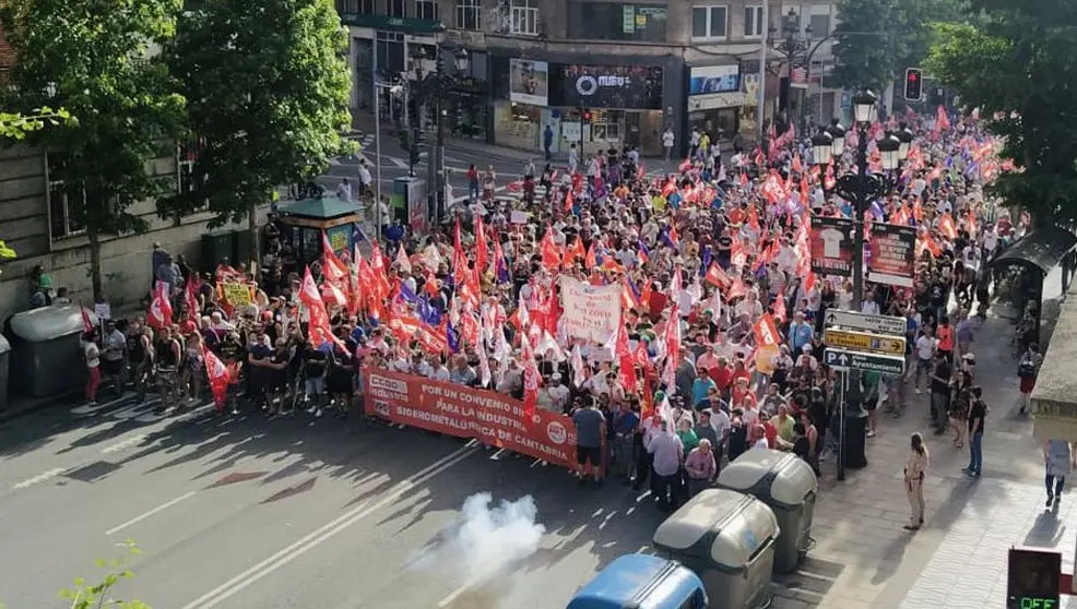 El secto del metal lucha por sus derechos reivindicando por la capital cántabra | Foto- CCOO