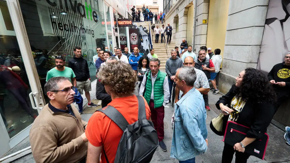Varias personas protestan frente al Orecla