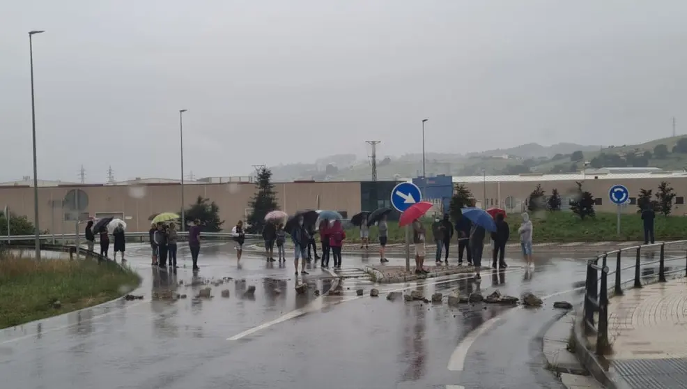 Acceso cortado al polígono de Guarnizo