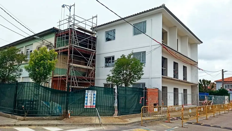 Obras en la antigua Casa de los Maestros junto al CEIP Pancho Cossío de Sierrapando | Foto- edc