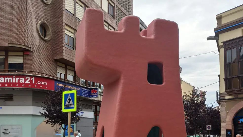 Escultura en honor a Torre de la Vega, la 'muela' de Torrelavega | Foto- edc