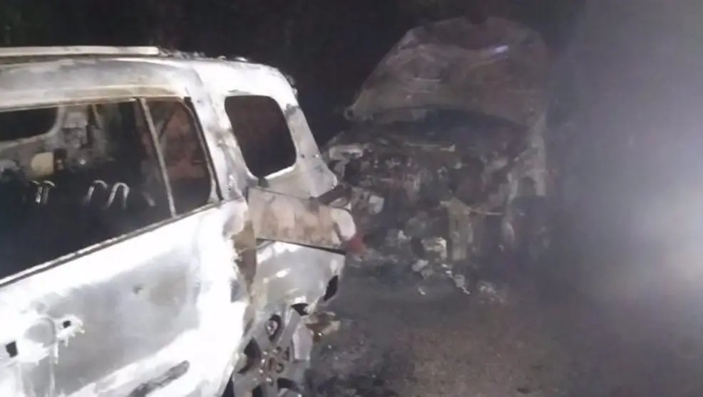 Dos de los vehículos quemados en Piélagos