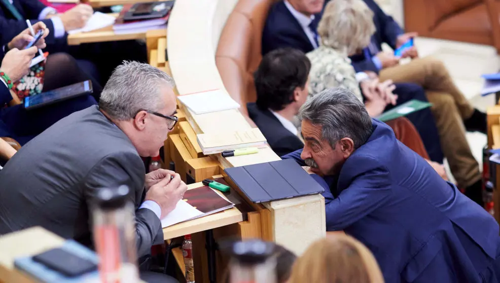 El presidente de Cantabria y secretario general del PRC, Miguel Angel Revilla (d), habla con el portavoz del PRC, Pedro Jos&eacute; Hernando (i), durante una sesi&oacute;n plenaria en el Parlamento de Cantabria Pedro Jose Hernando; Miguel Angel Revilla FOTO: JUAN MANUEL SERRANO ARCE