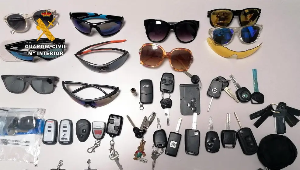 Objetos robados en los 28 vehículos por el vecino de Cartes