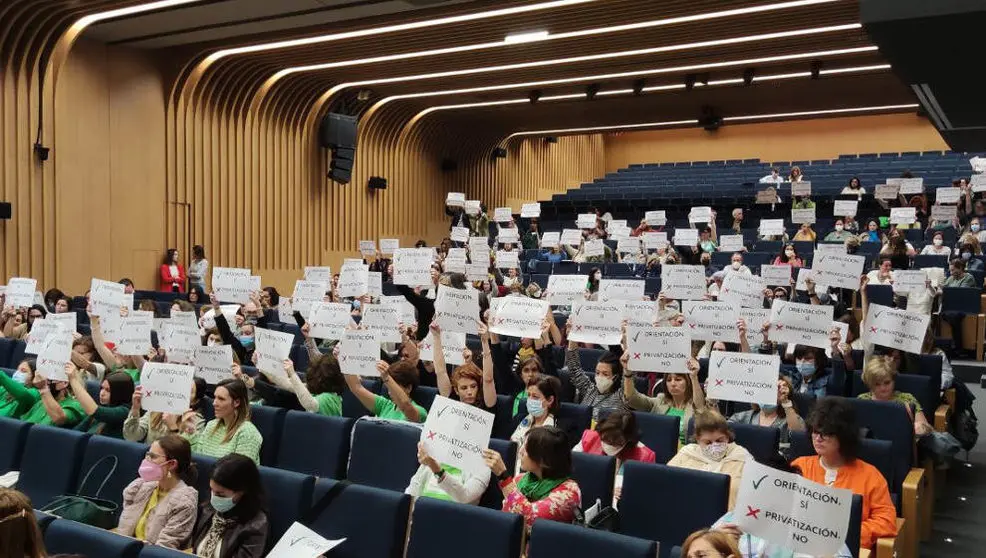Orientadores educativos levantan pancartas a favor de este servicio público en un acto con cargos de la Consejería
