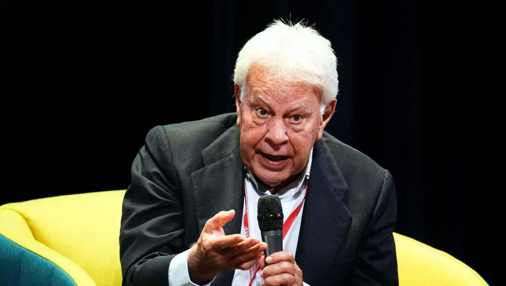 El expresidente del Gobierno de España, Felipe González, durante su intervención en la UIMP | Foto- Juan Manuel Serrano
