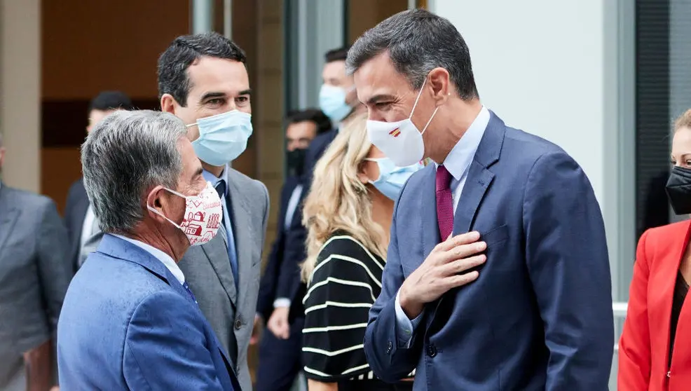 El presidente de Cantabria, Miguel Ángel Revilla, junto al presidente del Ejecutivo central, Pedro Sánchez
