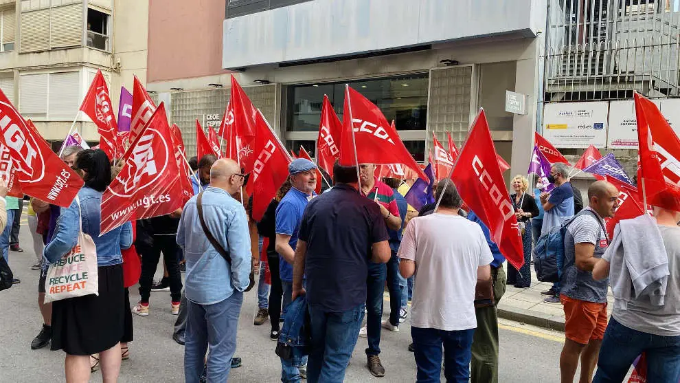 Concentración de UGT y CCOO frente a la sede de CEOE