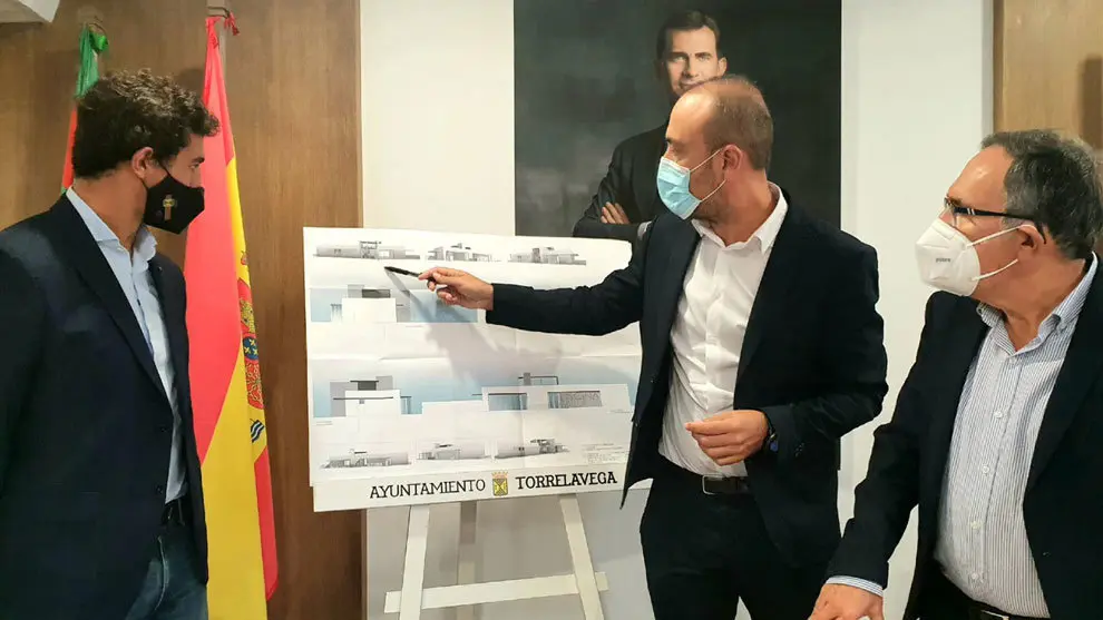 El alcalde, Javier López Estrada; el concejal de Obras, José Manuel Cruz Viadero; y el de Deporte, Nacho González, presentan el proyecto de las piscinas de verano