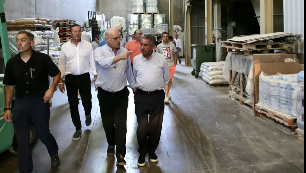 Revilla visita la cooperativa Valles Unidos del Asón