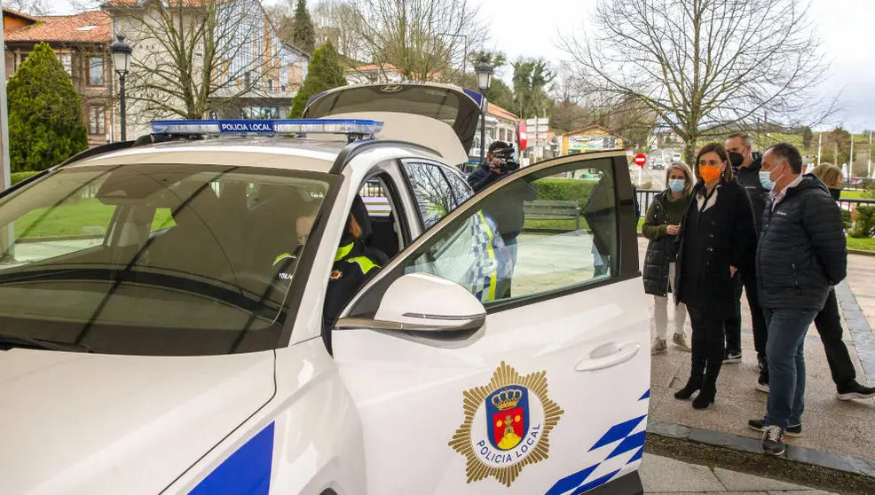 La consejera de Presidencia, Interior, Justicia y Acción Exterior, Paula Fernández, entrega un nuevo coche a la Policía Local | Foto- archivo