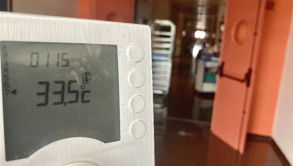 Un termómetro marca 33,5 grados en el Hospital Sierrallana | Foto- ACPT