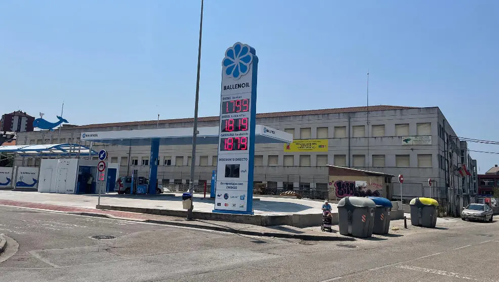 Gasolinera de Ballenoil junto al IES Cantabria | Foto- edc