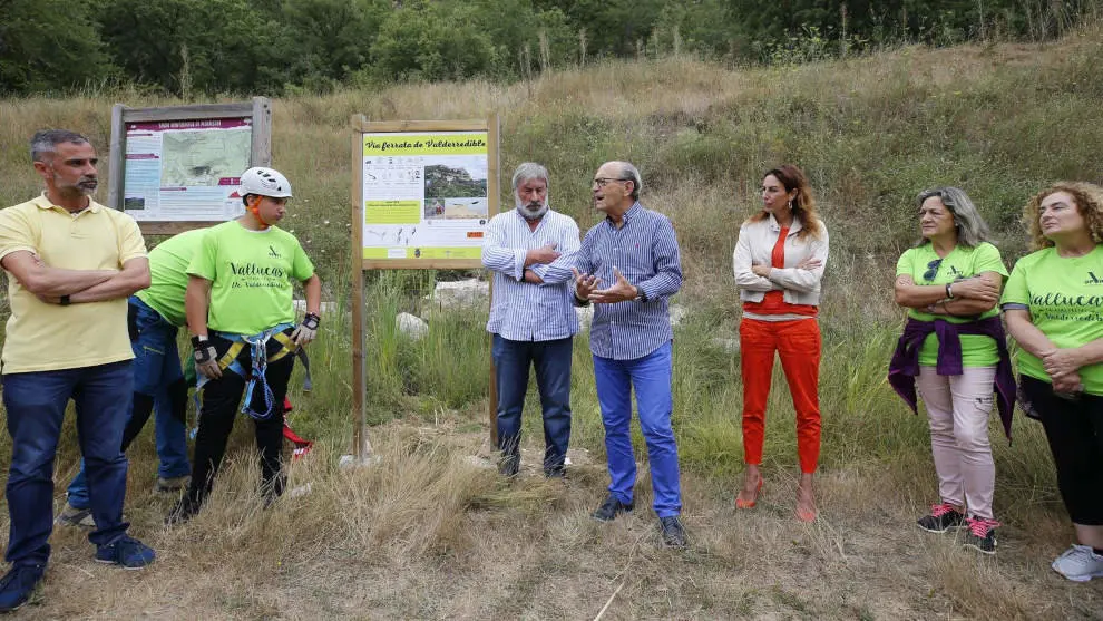 El consejero de Industria, Turismo, Innovación, Transporte y Comercio, Javier López Marcano, inaugura la vía ferrata de Valderredible