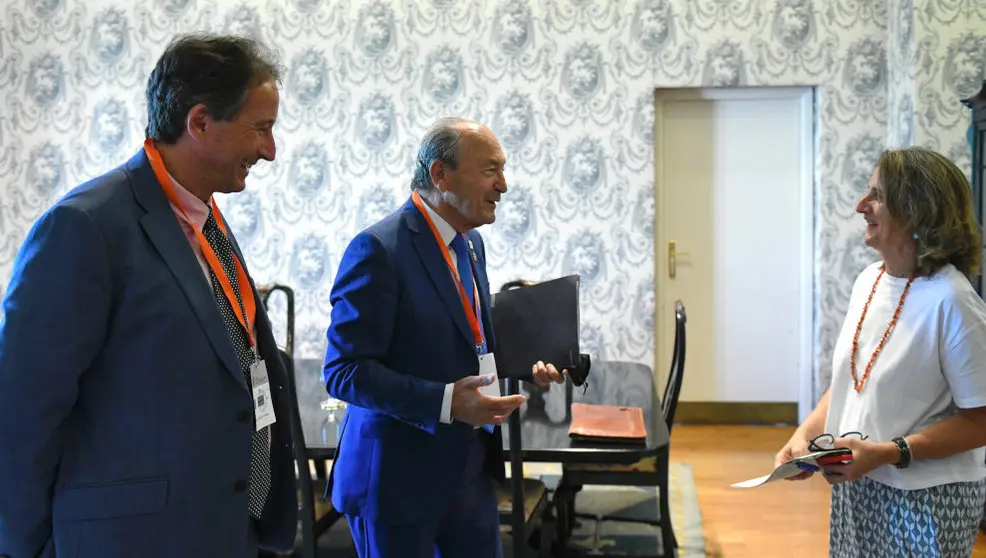 Los consejeros José Luis Gochicoa y Javier López Marcano con la ministra Teresa Ribera