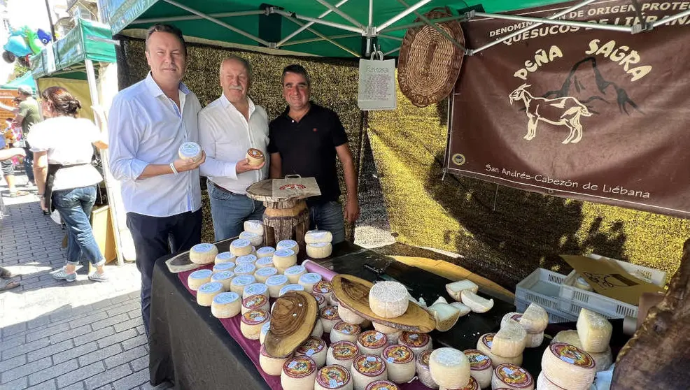 El consejero de Desarrollo Rural, Ganader&iacute;a, Pesca, Alimentaci&oacute;n y Medio Ambiente, Guillermo Blanco (izda) y el alcalde de Reinosa, el tambi&eacute;n regionalista Jos&eacute; Miguel Barrio (centro) en un puesto del Mercado Campurriano que se celebra en Reinosa