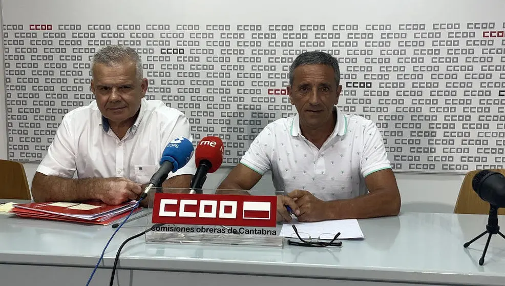 De izda a derecha. Guillermo Villegas, miembro de CC.OO en el comit&eacute; de empresa de Cantur, y el responsable del Sector Auton&oacute;mico del sindicato, Carmelo Renedo