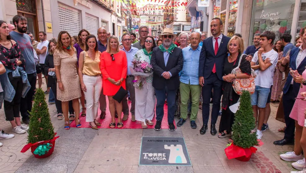 Resines descubirendo su placa