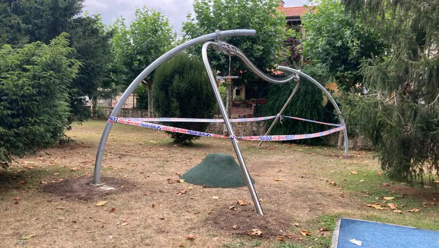 Tirolina precintada por la policía local de Santa María de Cayón | Foto- edc