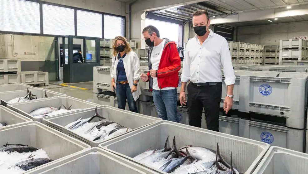 El consejero de Desarrollo Rural, Ganadería, Pesca, Alimentación y Medio Ambiente, Guillermo Blanco, asiste a la descarga de bonito en un puerto