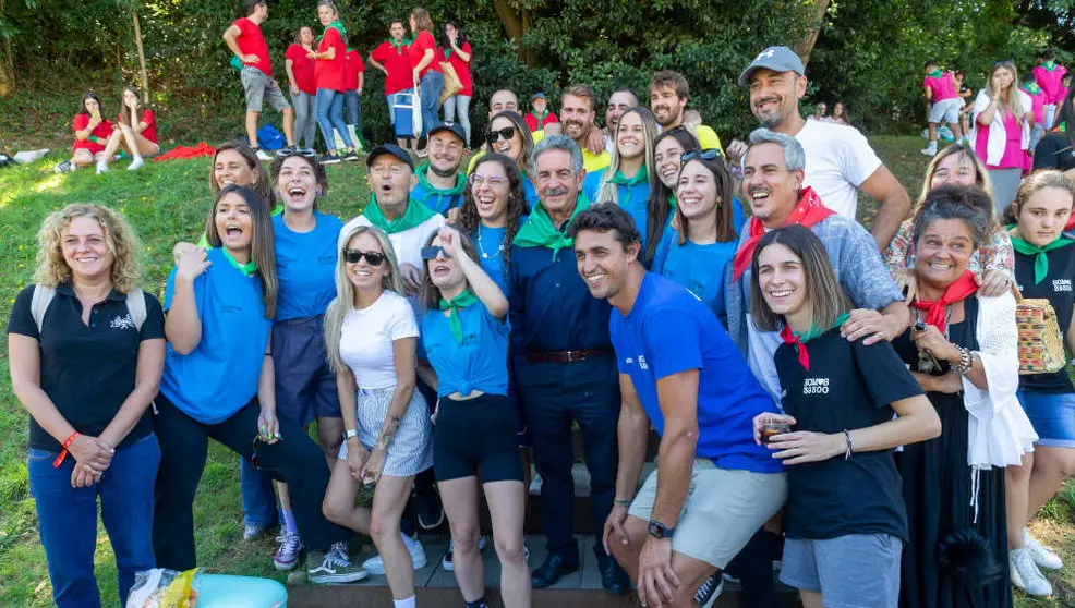 El presidente de Cantabria, Miguel Ángel Revilla, asiste a la comida popular con motivo del Día de las Peñas