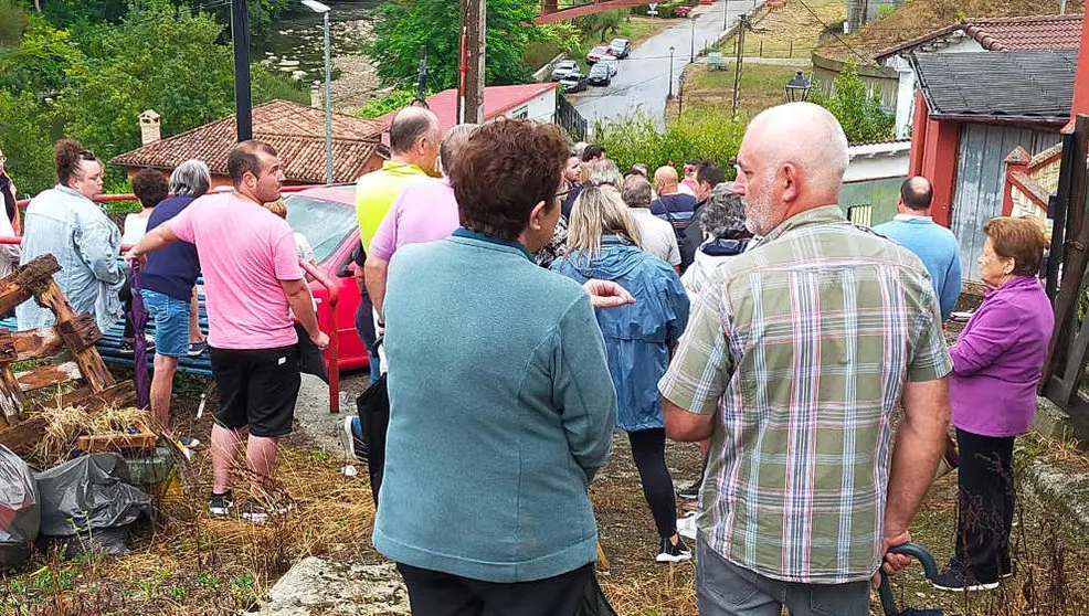 Vecinos de Barcenaciones se manifiestan junto a la vivienda 'okupada' | Foto- Barcenaciones y su gente (Facebook)