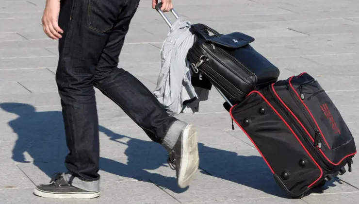 Persona con maletas