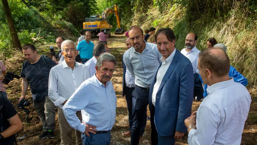 El presidente de Cantabria, Miguel &Aacute;ngel Revilla, acompa&ntilde;ado por el consejero de Obras P&uacute;blicas, Ordenaci&oacute;n del Territorio y Urbanismo, Jos&eacute; Luis Gochicoa, y por el de Industria, Turismo, Innovaci&oacute;n, Transporte y Comercio, Javier L&oacute;pez Marcano, asiste al inicio de las obras del nuevo vial de acceso rodado y peatonal entre estas dos localidades