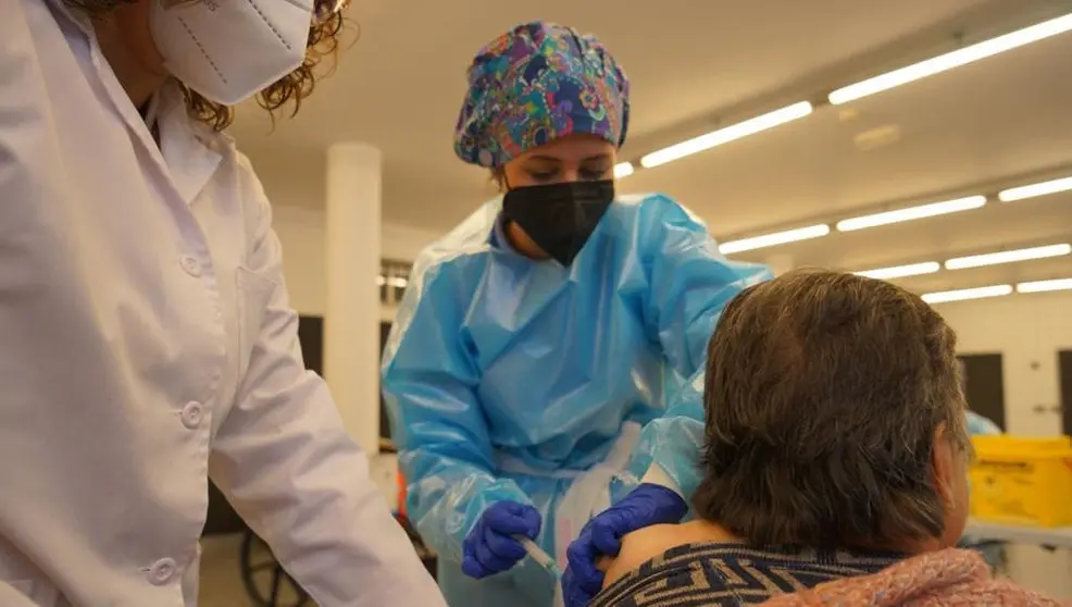 Los mayores de una residencia reciben una dosis de la vacuna contra el covid | Foto de archivo