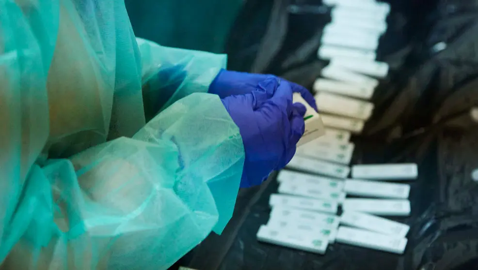 Una enfermera abre un test de antígeno