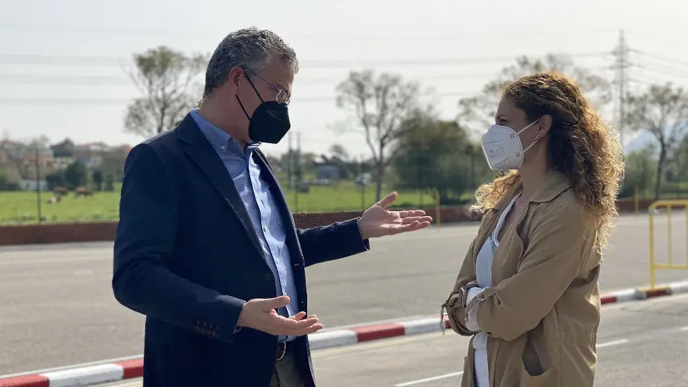 El jefe provincial de Tráfico en Cantabria, José Miguel Tolosa, y la delegada del Gobierno, Ainoa Quiñones, en una foto de archivo