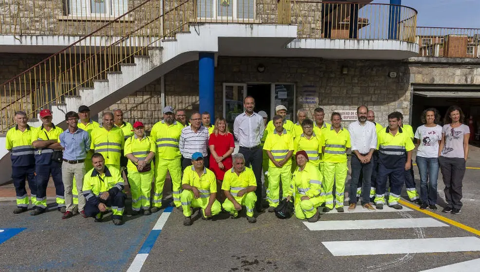 La Consejera de Empleo y Políticas Sociales, Eugenia Gómez De Diego, y el Alcalde de Torrelavega, Javier López Estrada, dan la bienvenida a los trabajadores