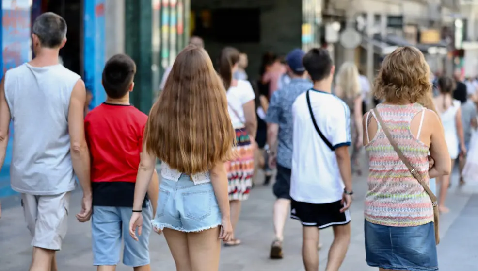 Un grupo de jóvenes paseando