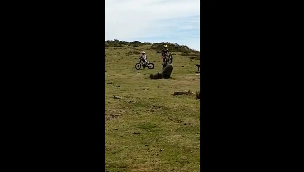 Motorista saltando el Menhir del Alto de Lodos