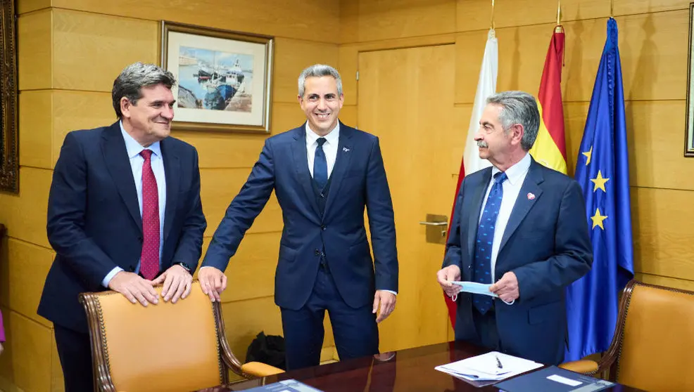 El ministro de Inclusi&oacute;n, Seguridad Social y Migraciones, Jos&eacute; Luis Escriv&aacute;; el vicepresidente y consejero, Pablo Zuloaga, y el presidente de Cantabria, Miguel &Aacute;ngel Revilla, a su llegada a una reuni&oacute;n en el Gobierno de Cantabria