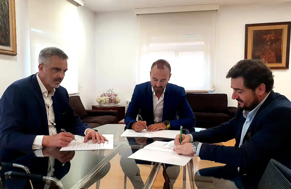 Firma del protocolo para crear una red de puntos de recarga para veh&iacute;culos el&eacute;ctricos en Torrelavega