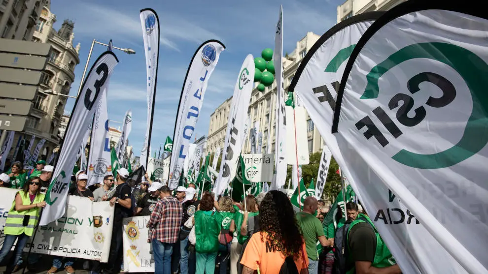 Un grupo de personas participa en una manifestación a favor de la subida salarial y los servicios públicos