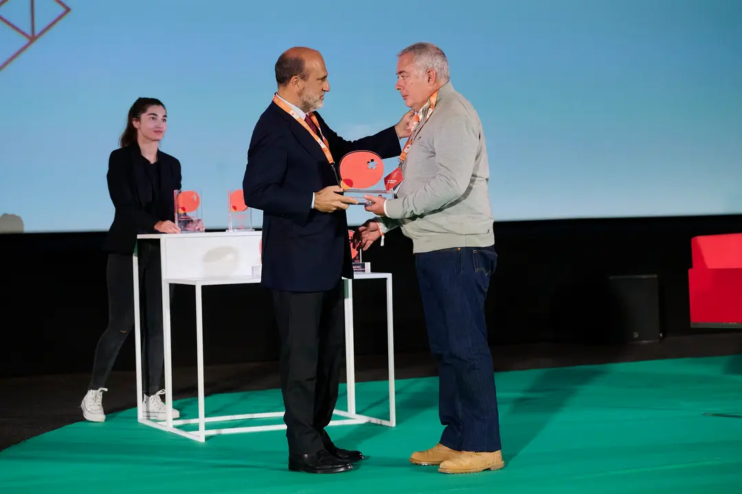 El profesor del Colegio La Paz Eusebio Balb&aacute;s recoge el Premio Mentes AMI