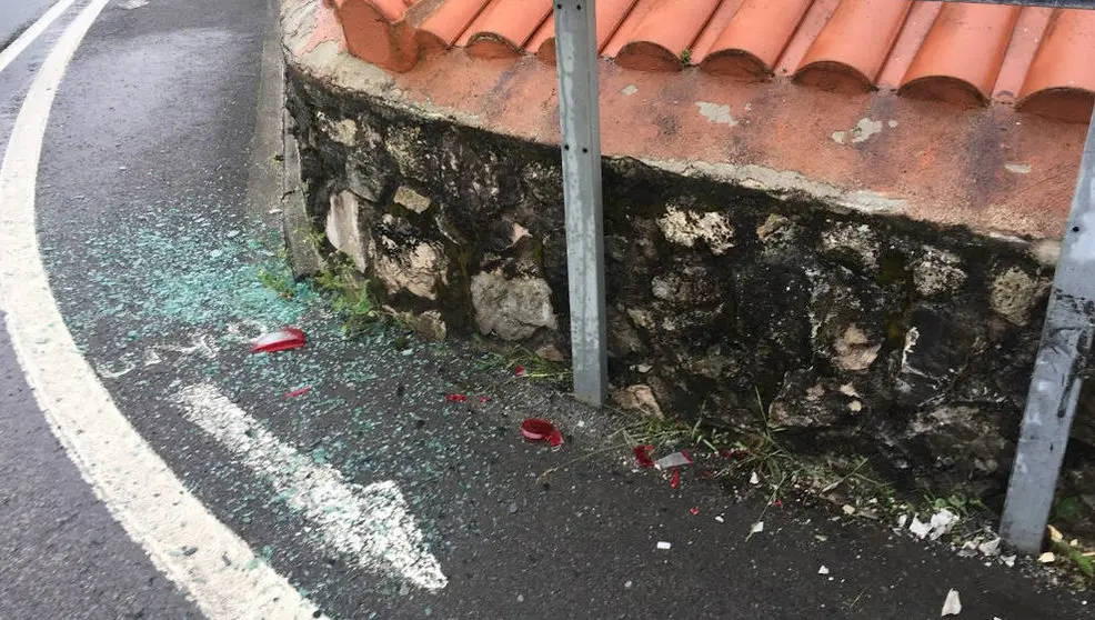 Cristales habituales y otros restos de accidentes de coches que se empotran contra casas, en el tramo de la CA-231
