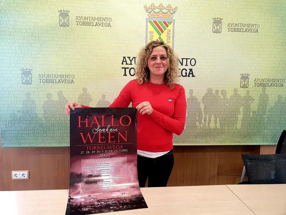 La concejala Patricia Portilla con el cartel de Halloween