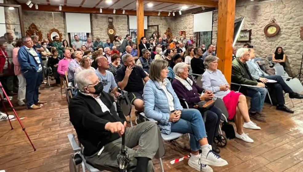 Vecinos asistentes a la reunión