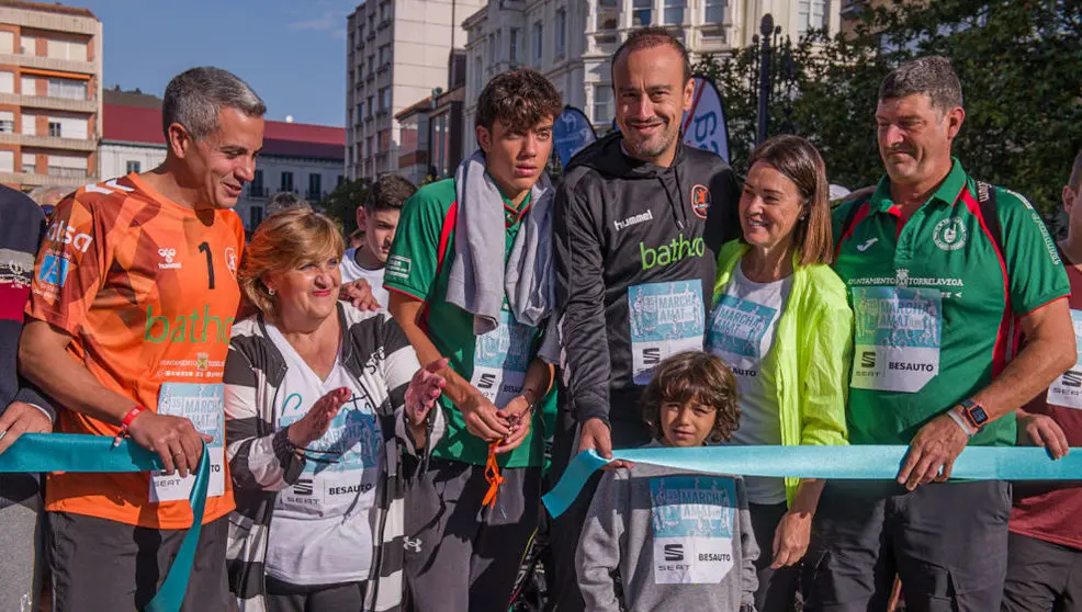 Teo cortando la cinta