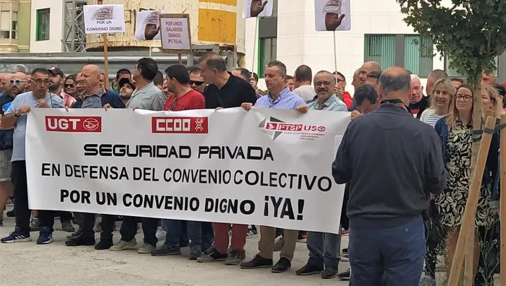 Los vigilantes de seguridad se concentraron ante el Parlamento de Cantabria, donde la plantilla ya sufría impagos