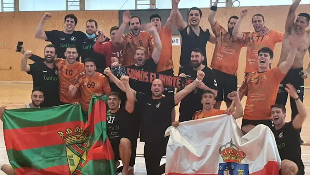 El BM Torrelavega celebra el ascenso a ASOBAL en 2021