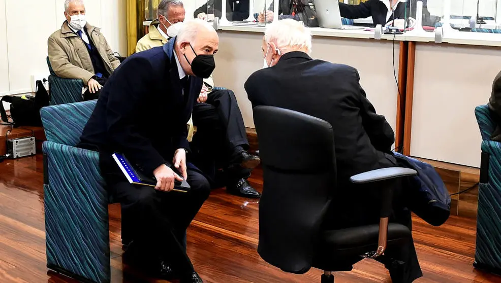 El expresidente de Sniace Blas Mezquita (i), y uno de los excomponentes de la dirección de la empresa Manuel Huerta (d), durante el juicio por los vertidos que realizó su empresa al río Saja-Besaya entre el año 2008 y 2010